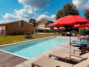 Una piscina al aire libre, una piscina climatizada