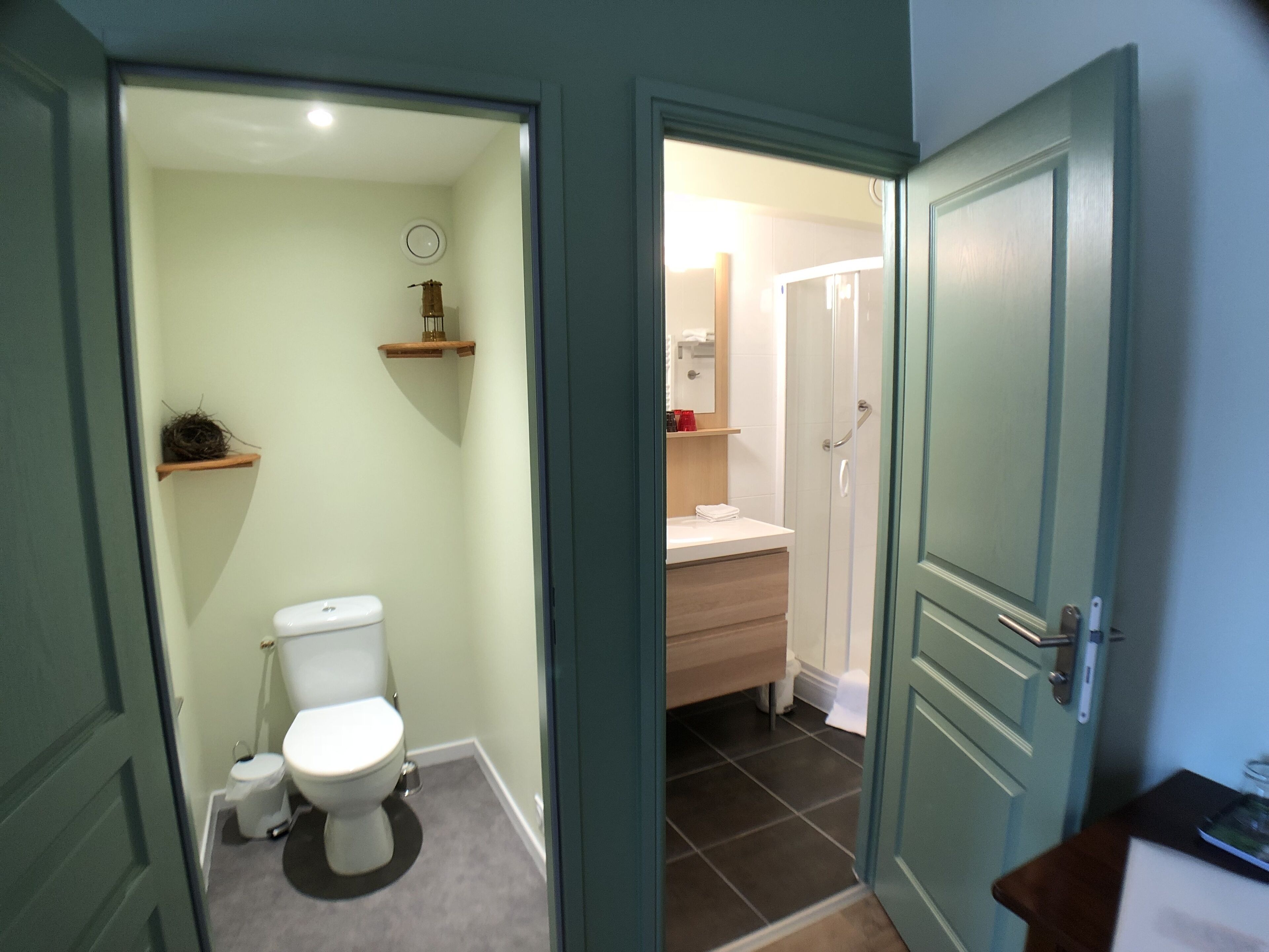 Un baño con inodoro, ducha y lavabo.