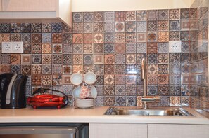 Zimmer (Elafonisos) | Eigene Kochnische | Kühlschrank, Wasserkocher mit Kaffee-/Teezubehör, Wasserkocher, Toaster
