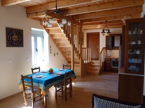 Familienapartment | Essbereich im Zimmer