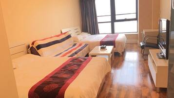 Deluxe-Zweibettzimmer | Schreibtisch, Verdunkelungsvorhänge, kostenloses WLAN