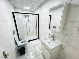 Ducha, artículos de tocador gratuitos, secador de pelo, toallas