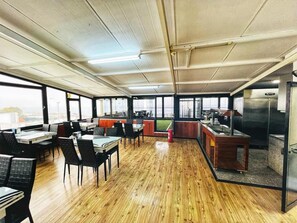 Desayuno con opciones de la cocina local incluido todos los días 