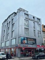 Un hotel moderno con un cartel llamativo que dice "SERF HOTEL".