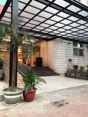 Exterior detail - Nanka Express Hotel (Chiayi City)