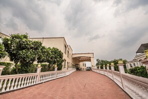 Porch - Hotel Celebration Gardens (New Delhi)