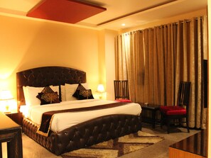 Habitación superior | Sábanas de algodón egipcio, ropa de cama de alta calidad, minibar