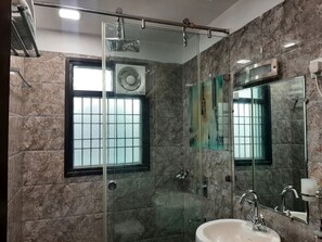 Shower, rainfall showerhead, free toiletries, hair dryer - Karan Holidays (New Delhi)