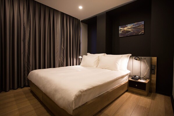 Apart Daire, 1 Yatak Odası, Sigara İçilebilir, Balkon | 1 yatak odası, odada kasa, masa, ses yalıtımı 