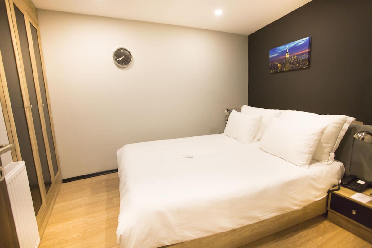 1 kamar tidur, brankas, meja kerja, dan kedap suara