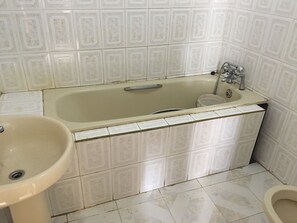 Standard Room | Bilik Mandi | Pancuran mandi, tab mandi berpancutan 