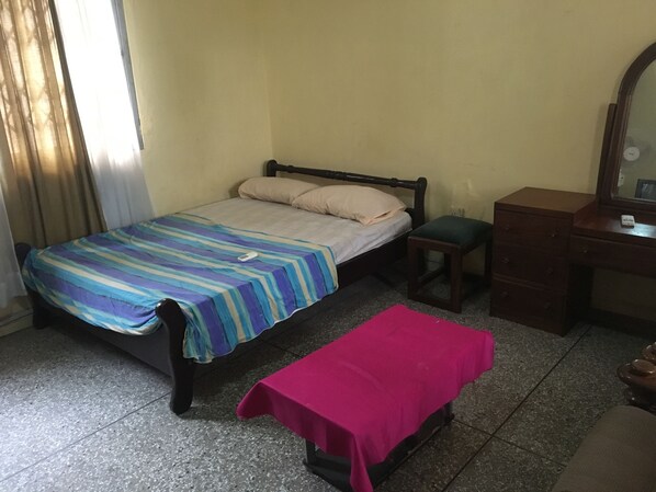 Habitación estándar | 1 dormitorio, ropa de cama de alta calidad, escritorio