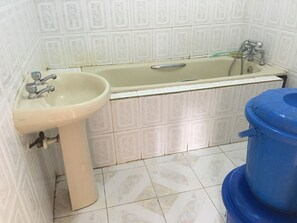 Habitación estándar | Baño | Ducha y bañera de hidromasaje