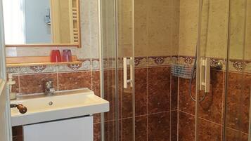 Double Room (CONFLENT) | Bathroom | Shower, free toiletries, hair dryer