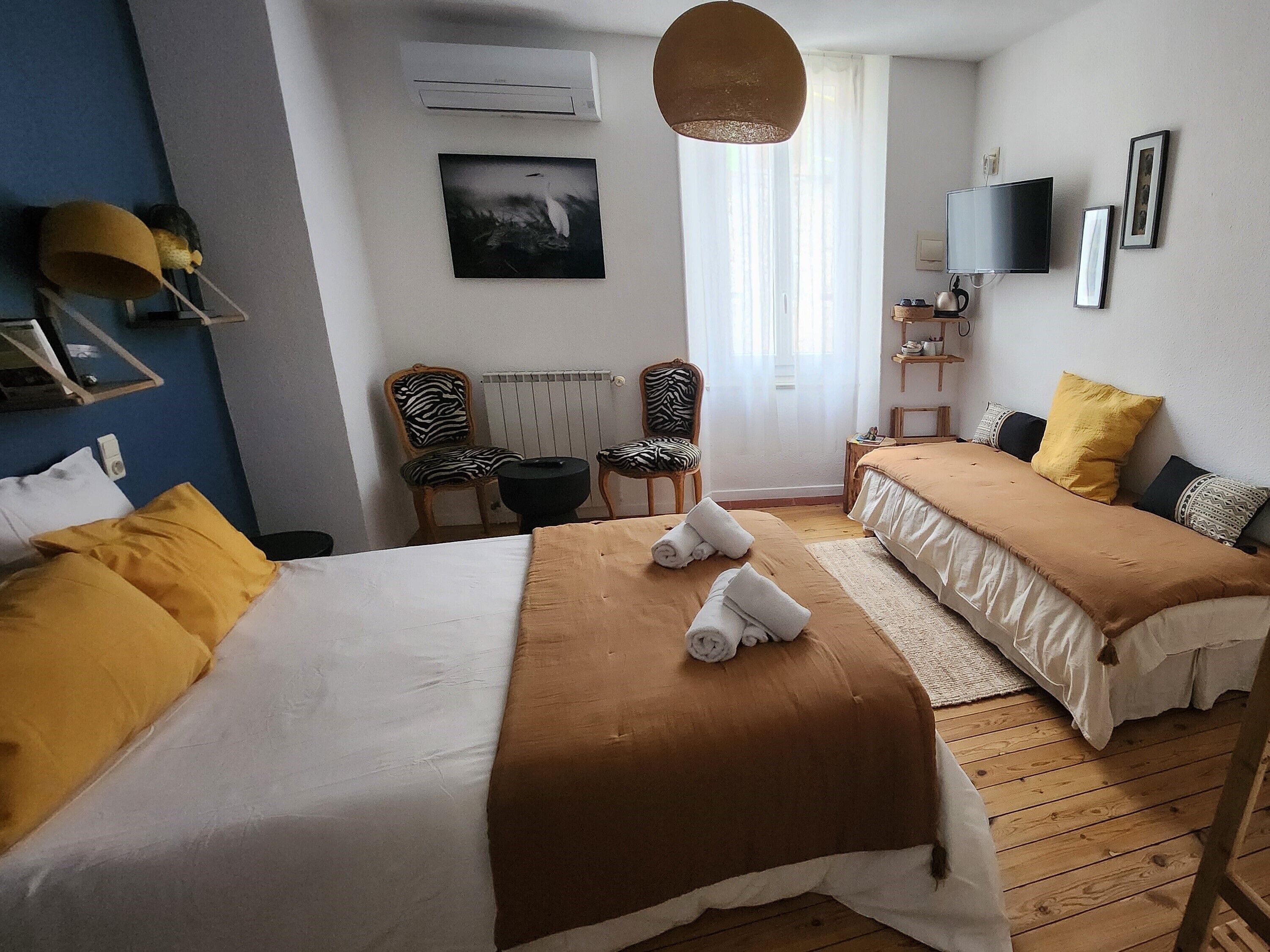 트리플룸 (CERDAGNE) | 1 개의 침실, 고급 침구, 각각 다른 스타일의 인테리어, 각각 다르게 가구 비치