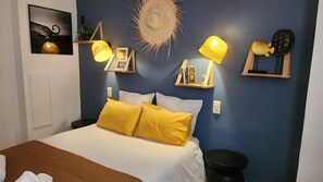 Chambre triple (CERDAGNE) | 1 chambre, literie de qualité, décor unique, ameublement unique