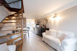 Family Apartment | Living area | Flat-screen TV - Pension Blankebil (Zandvoort)