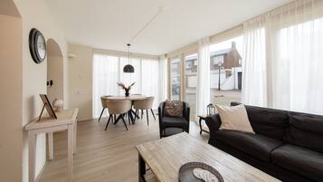 Comfort-Apartment, 2 Schlafzimmer | Wohnbereich | Flachbildfernseher