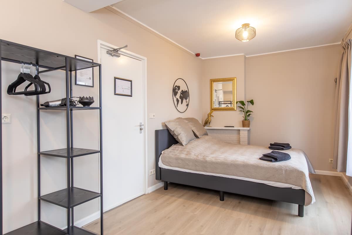 Studio, 1 Queen Bed | 2 bedrooms, free WiFi, bed sheets