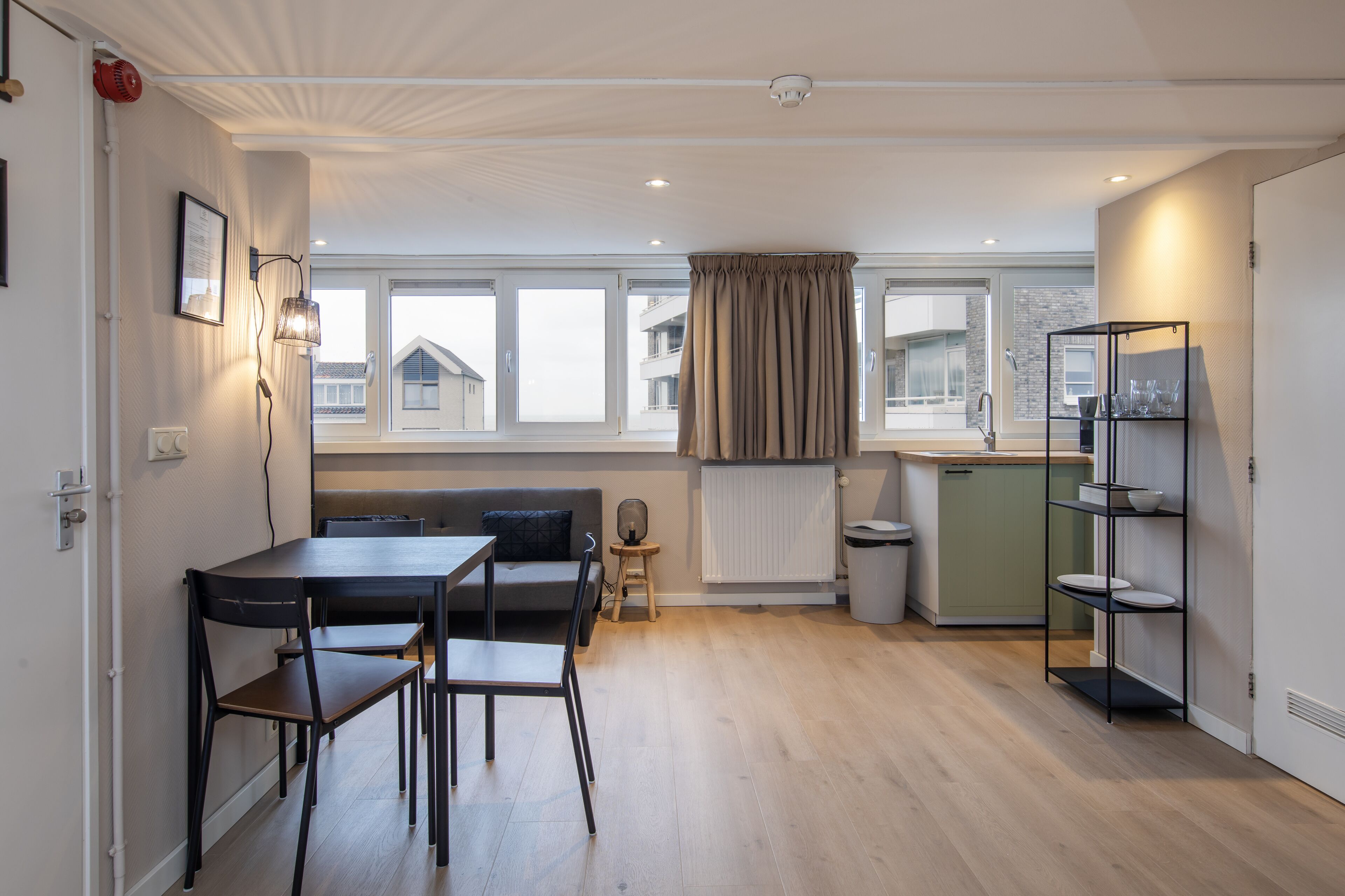 Una cocina moderna con comedor, ventanas amplias y vistas al exterior.