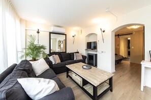 Comfort Apartment, 2 Bedrooms | Living area | Flat-screen TV - Pension Blankebil (Zandvoort)