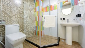 Une salle de bain avec des toilettes, une douche et un lavabo.