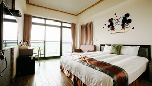 Une chambre d’hôtel avec un grand lit, une salle de bain avec un lavabo et une vue sur l’extérieur.