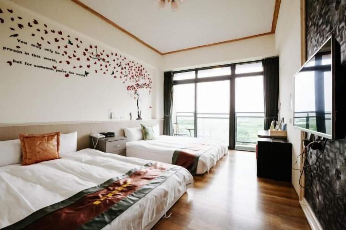 Schreibtisch, Verdunkelungsvorhänge, schallisolierte Zimmer