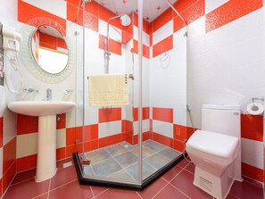 Een douche, een regendouche, gratis toiletartikelen, een haardroger