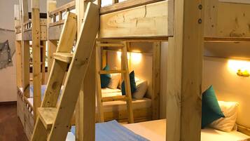 Dormitorio compartido, dormitorio mixto | Escritorio, cortinas blackout y tabla de planchar con plancha