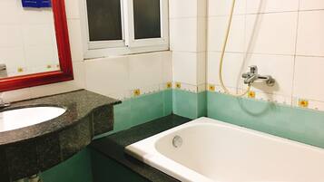 Habitación doble Deluxe, vista al jardín (Sea Style) | Baño | Amenidades de baño gratuitas, secadora de cabello, toallas