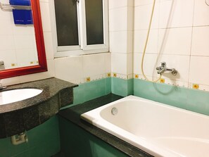 Deluxe Double Room, Garden View (Sea Style) | Bathroom | Free toiletries, hair dryer, towels - Halo Bay Homestay (Ha Long)