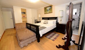 Business Suite | In-room safe, desk, blackout drapes, iron/ironing board