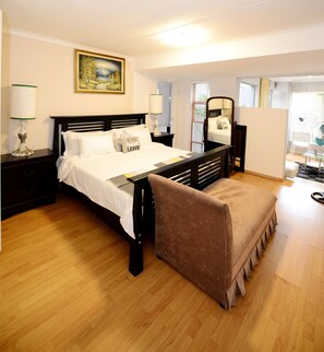 商務套房 | 客房內保險箱、書桌、遮光布/窗簾、熨斗/熨衣板