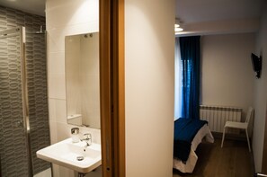 Shower, hair dryer - Hostal Mónaco (Valladolid)