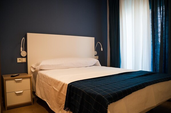 Free WiFi, bed sheets - Hostal Mónaco (Valladolid)