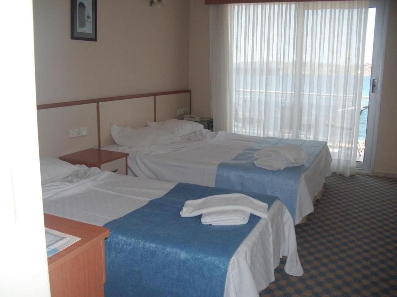 triple room, sea view | 1 bedroom, in-room safe, desk, iron/ironing board