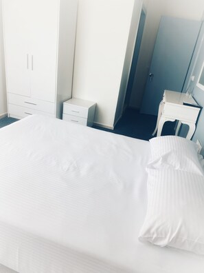 Standard Room, Sea View | In-room safe, desk, iron/ironing board, bed sheets - Pasifik Otel (Cesme)