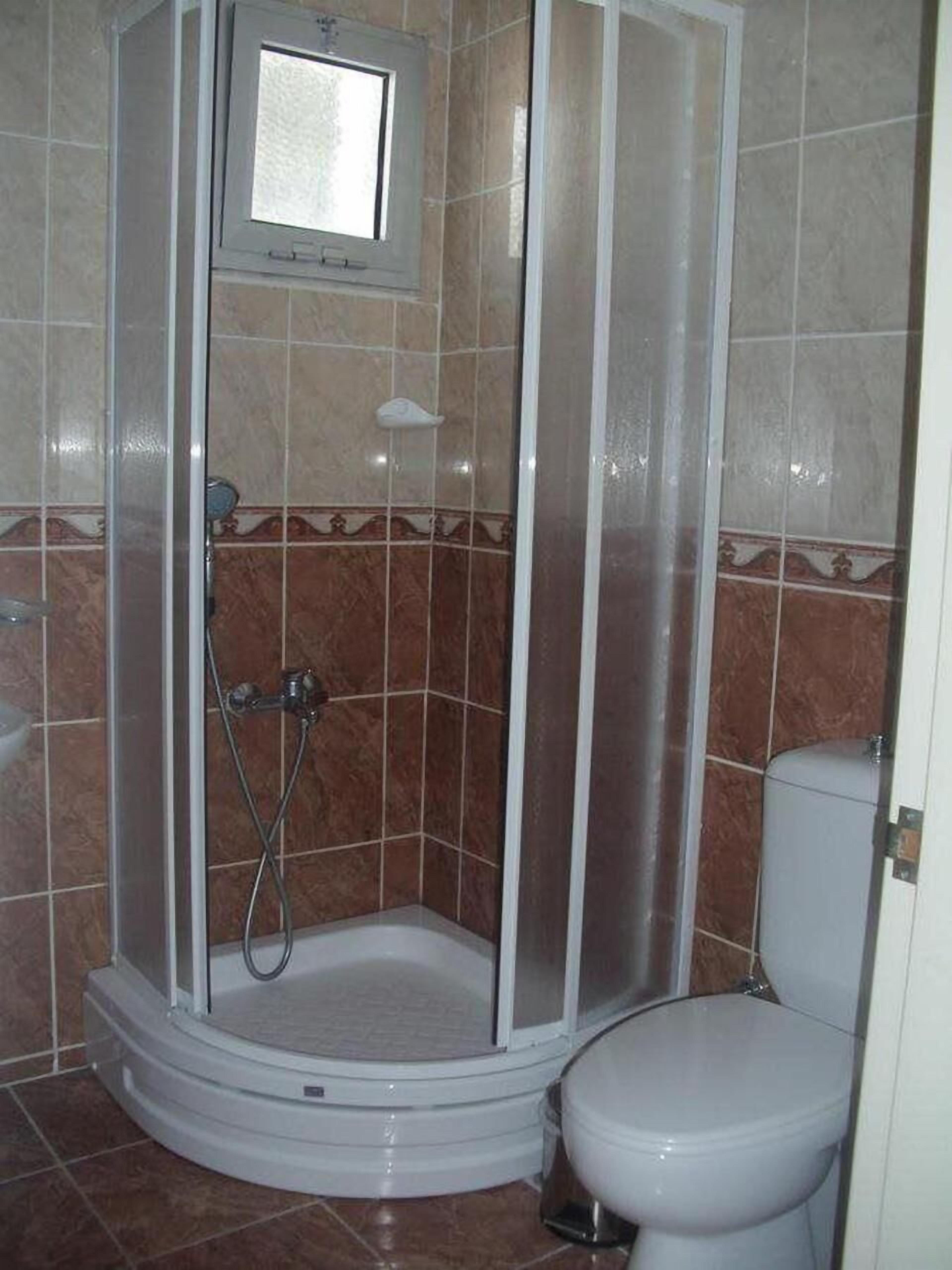 shower, free toiletries, hair dryer, slippers