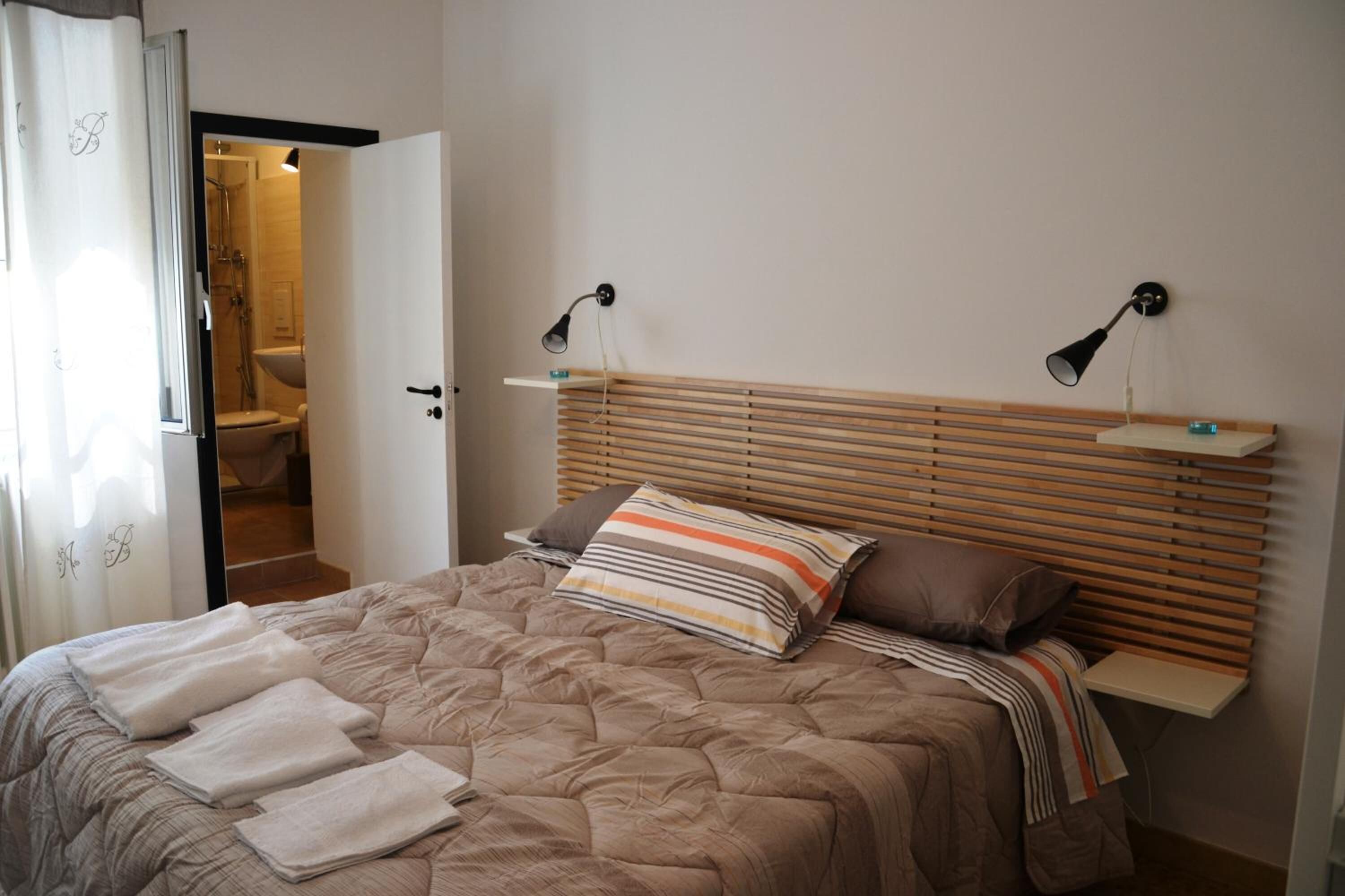 Hochwertige Bettwaren, Schreibtisch, Zustellbetten, Bettwäsche