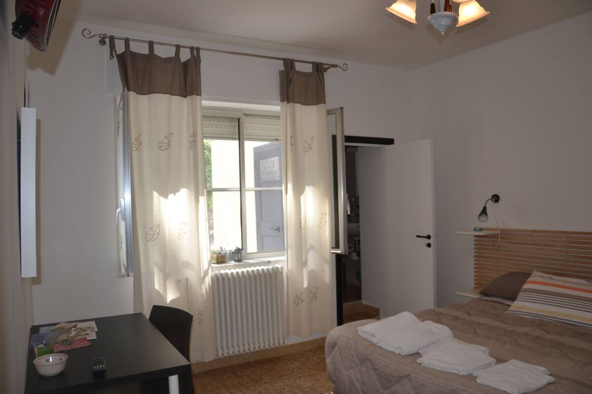 Habitación con 1 cama matrimonial o 2 individuales | Ropa de cama de alta calidad, escritorio, camas extra y ropa de cama