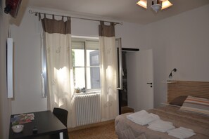 Double or Twin Room | Premium bedding, desk, rollaway beds, bed sheets - B&B Casa Cristallo (Matera)