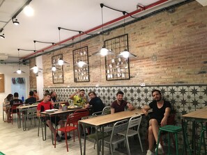 Shared fridge, microwave, cookware/dishes/utensils - Hola Hostal Collblanc - Hostel (L'Hospitalet de Llobregat)