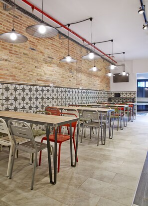 Interior - Hola Hostal Collblanc - Hostel (L'Hospitalet de Llobregat)