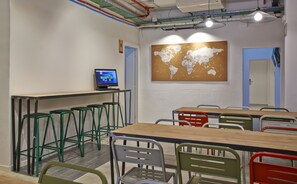 Interior - Hola Hostal Collblanc - Hostel (L'Hospitalet de Llobregat)