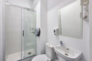 Douche, sèche-cheveux, serviettes fournies