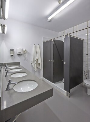 Shower, hair dryer, towels - Hola Hostal Collblanc - Hostel (L'Hospitalet de Llobregat)