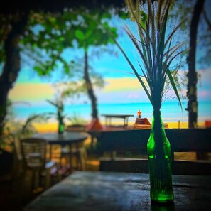 Se sirven almuerzos, cenas y cocina tailandesa (con vistas a la playa) 