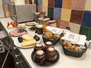 Free daily English breakfast 