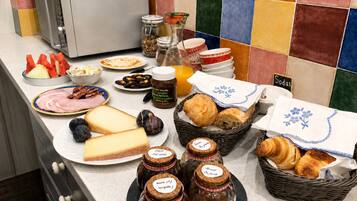 Un bufé de desayuno con diversas opciones de comida y acompañamientos.